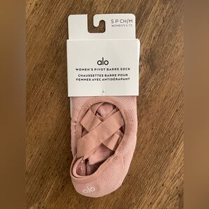 Alo yoga - NWT - pivot barre sock pink